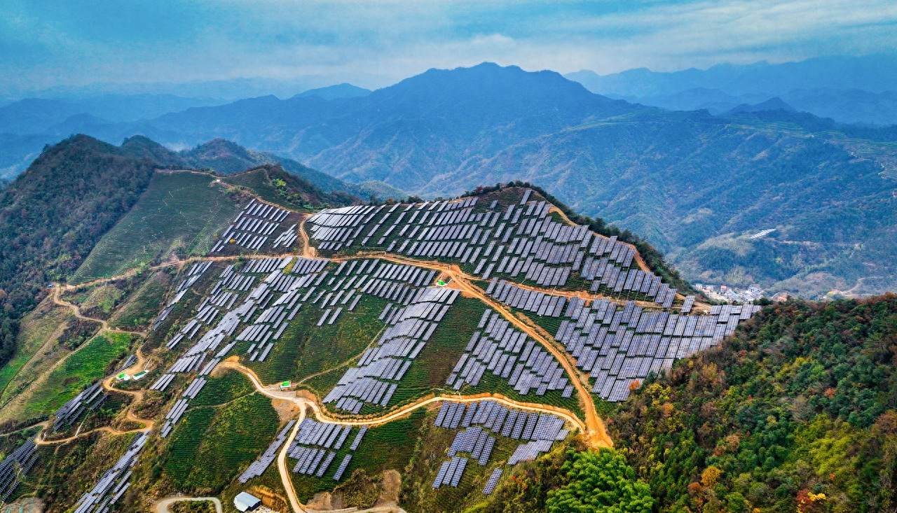 亚洲bwin恒能临安太阳镇太源村11MW茶光互补项目并网发电